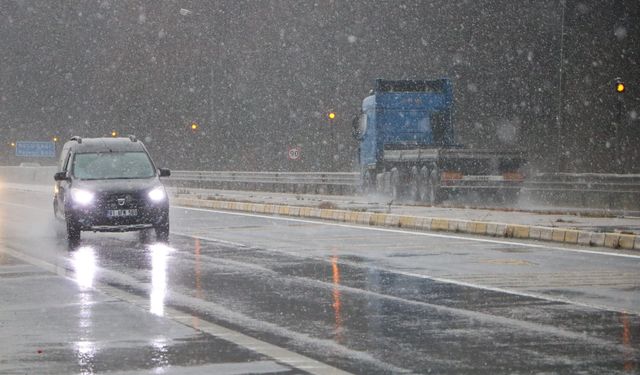 Bolu Dağı'na mevsimin ilk karı düştü