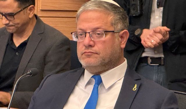 İsrail’de aşırı sağcılar, meclise 'yağlı urgan' rozetiyle girdi