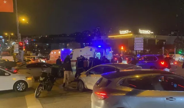 Ankara Etimesgut'ta otomobil, iki motosiklete çarptı: Yaralılar var