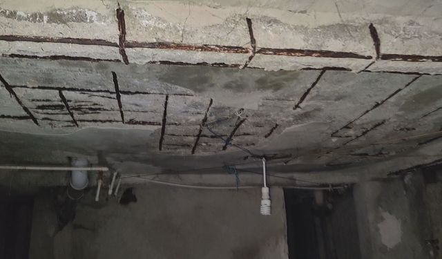 Fatih'te 4 katlı binanın zemininde çökme meydana geldi