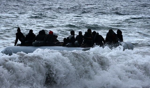 Antalya açıklarında göçmenleri taşıyan bot battı