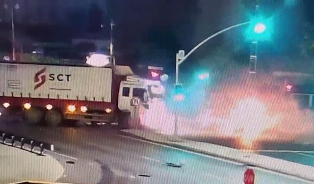 Avcılar'da kamyonun çarpıp sürüklediği otomobil alev aldı; 1 ölü, 1 yaralı