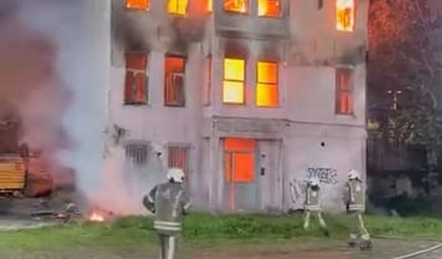 İstanbul'daki 'Fransız Hapishanesi' alev alev yandı