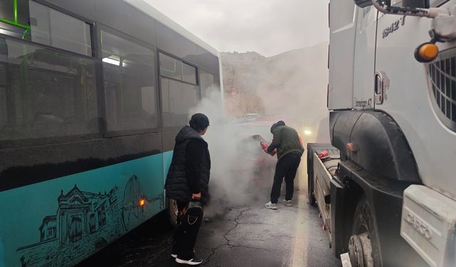 Kaza nedeniyle duran otobüse çarpan otomobil alev aldı