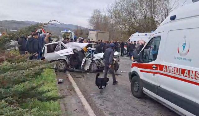 Kamyonla çarpışan otomobil ikiye bölündü: 1 ölü, 2 yaralı