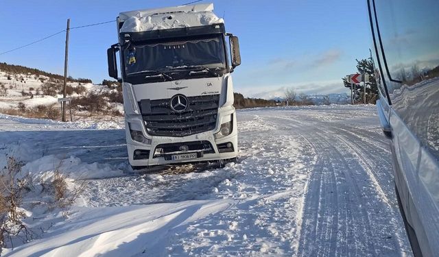 Ardahan- Kar yağışı 2550 metre rakımlı Ilgar geçidini kapattı