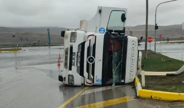 Sivas'ın tek kadın TIR şoförü haber olduğu gün aracı devirdi