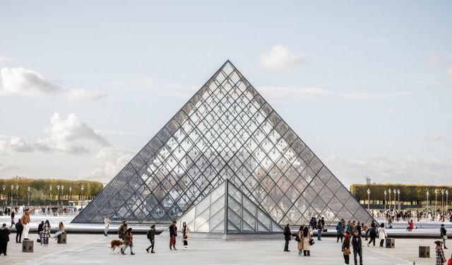 Louvre Müzesi’nde su sızıntısı: Yüzlerce kitap hasar gördü