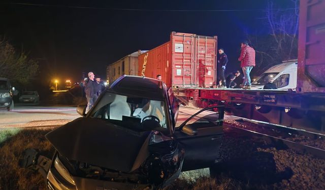 Malatya'da yük treni otomobile çarptı: 5 yaralı