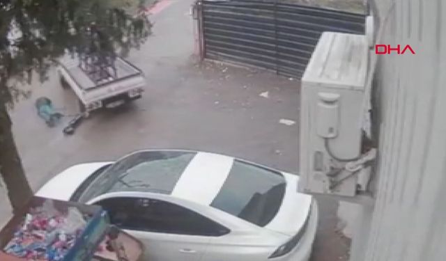 Kamyonetin altında kalan skuter sürücüsü öldü; kaza kamerada