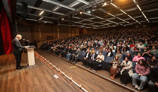 Yenimahalle’de tiyatro festivali ‘Şakşakçılar’ ile başladı