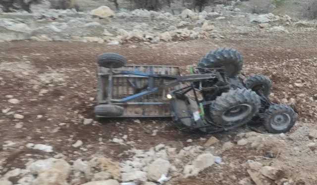 Devrilen traktörün altında kalıp hayatını kaybetti
