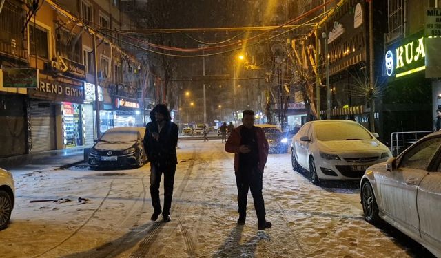 Kar yağışının etkili olduğu Diyarbakır'da uçuşlar iptal edildi