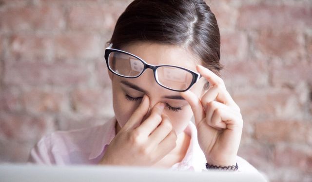 ‘Uzun süre ekrana bakmak göz ve kas sistemini zorluyor’