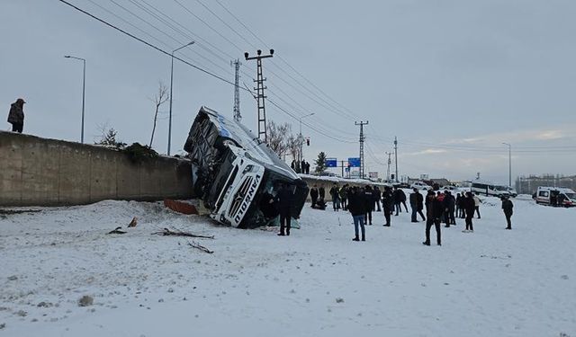 Ağrı'da yolcu otobüsü devrildi: 16 yaralı!