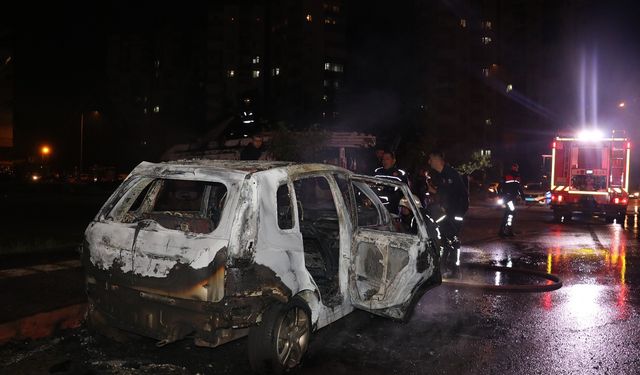 Tartıştığı kız arkadaşı ile annesinin araçlarını kundakladı