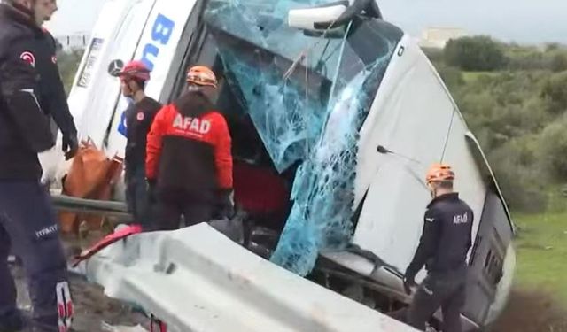 Antalya'da yolcu otobüsü devrildi: Çok sayıda ölü ve yaralı var