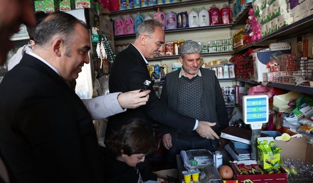 Veresiye defterini satın alan Belediye Başkanı Kuş, mahallelinin borcunu kapattı