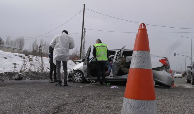 Bingöl'de otomobiller çarpıştı: 1 ölü, 5 yaralı