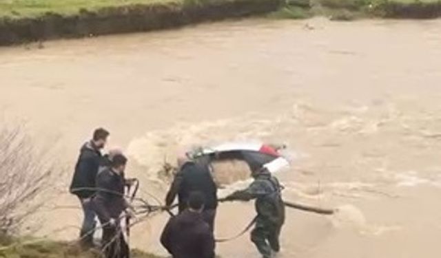 Bolu’da otomobil dereye uçtu