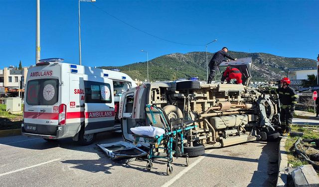 Cipe çarpmamak için sürücüsünün manevra yaptığı ambulans devrildi; 4 yaralı