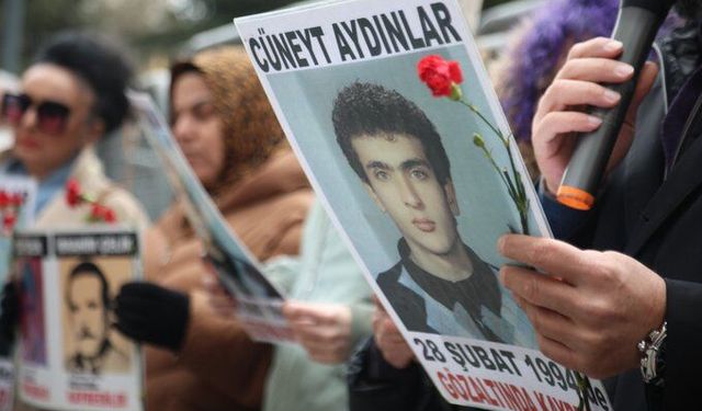 Cumartesi Anneleri, Cüneyt Aydınlar’ın akıbetini sordu