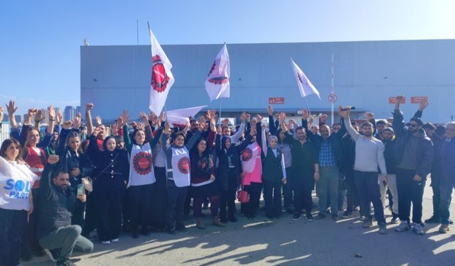 Migros depo işçileri, iş yeri önünde kazanımlarını kutladı