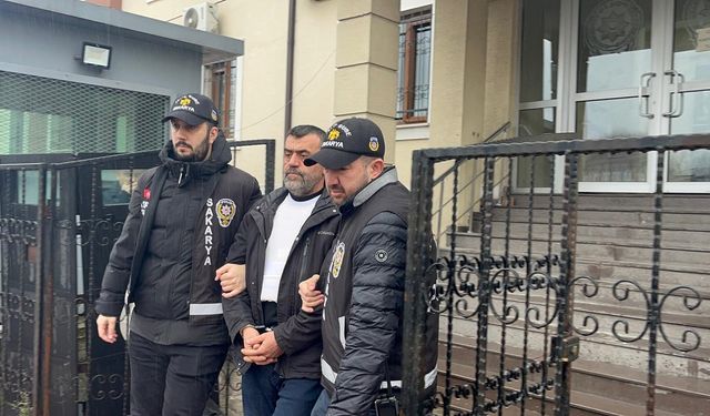 Eşini ve ilişkisi olduğunu iddia ettiği MHP'li başkanı öldüren polis adliyede