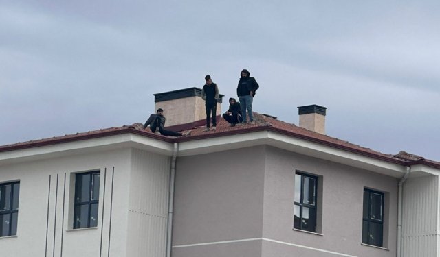 TOKİ inşaatında ücret eylemi: 4 işçi alacakları için çatıya çıktı