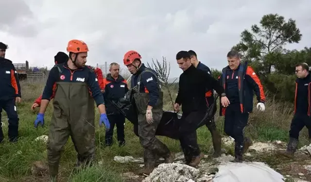 İzmir'de otomobil, dere üzerindeki köprüden geçerken sele kapıldı: 2 ölü, 1 kayıp