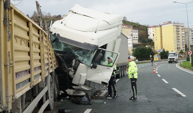 Karadeniz Sahil Yolu'nda 2 TIR'ın karıştığı kaza; 4 yaralı