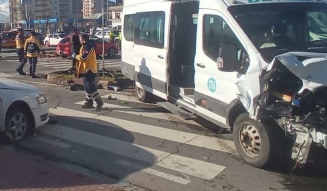 Kayseri'de otomobil ile minibüs çarpıştı: 14 yaralı