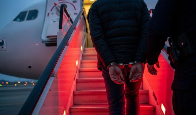 Kırmızı bültenle aranan 9 kişi Türkiye’ye getirildi
