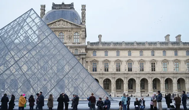 Louvre Müzesi'nde bilet dolandırıcılığı iddiası: 10 gözaltı