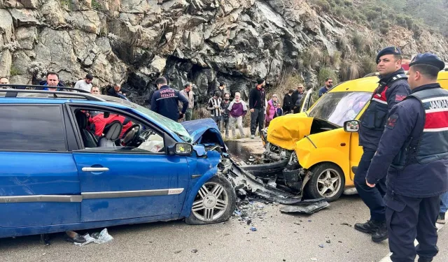 Otomobil, hafif ticari araçla çarpıştı: 1 çocuk öldü, 6 yaralı