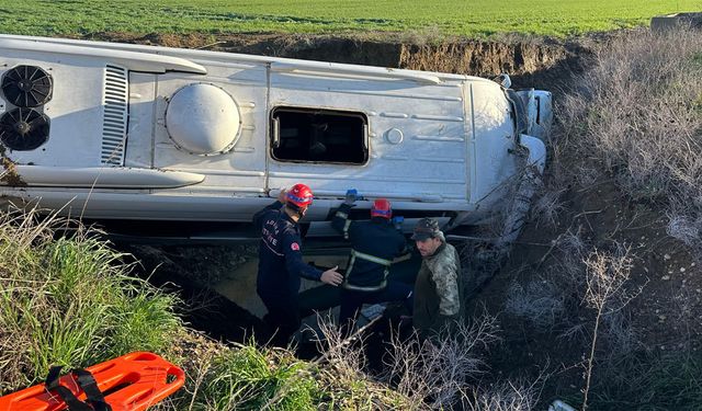 Öğrenci servisi, dereye düştü: 2'si ağır 9 yaralı