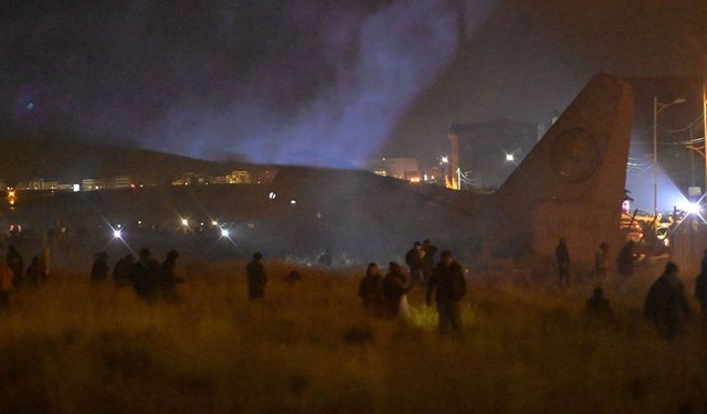 Para yüklü askeri uçak düştü: 15 ölü, 30 yaralı