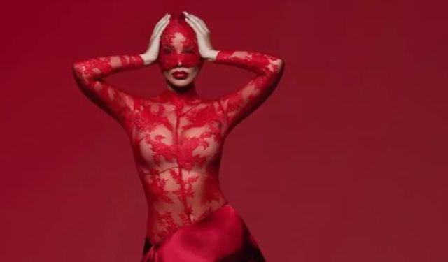 Petek Dinçöz kırmızı transparan elbisesiyle poz verdi! Sosyal medyada beğeni yağdı