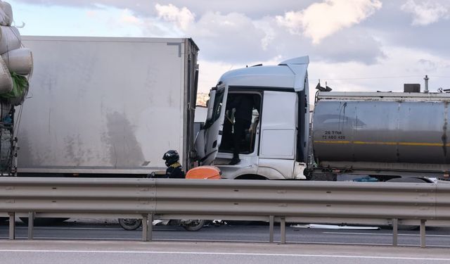 TIR’a çarpan tankerin sürücüsü yaralandı