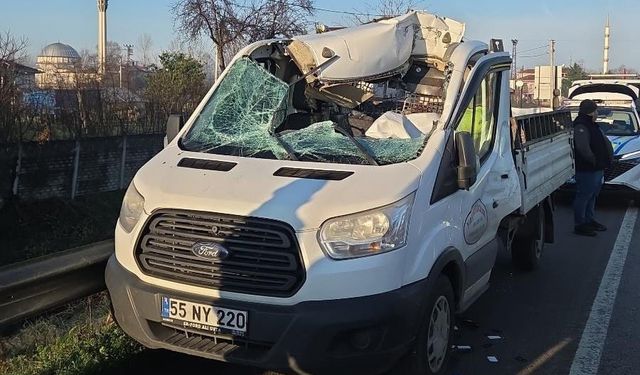 TIR'daki beton bloka kamyonet çarptı; 1 ölü, 1 yaralı