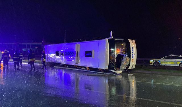 Yolcu otobüsünün yan yattığı kazanın görüntüleri ortaya çıktı