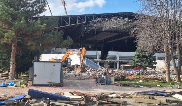 Ankara'da spor salonunun yıkımı sırasında duvar çöktü