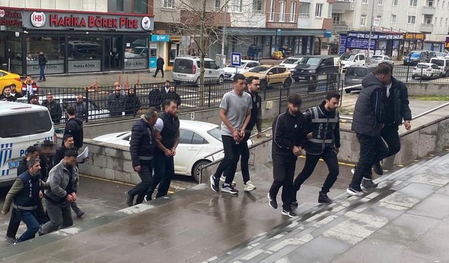 Banka hesabını kiraladığı kişilere ulaşamayınca arkadaşlarını kaçırıp darbettirdi