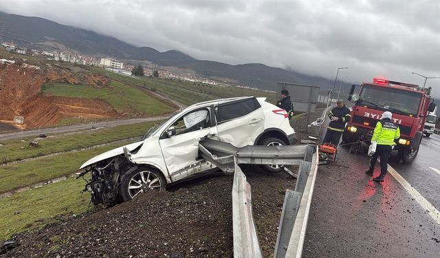 Otomobil bariyere saplandı: 1 ölü, 2 yaralı