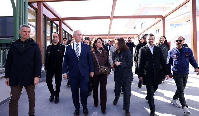 Esat Hâl açılış töreninde yöneticiler ile vatandaşlar bir araya geldi.