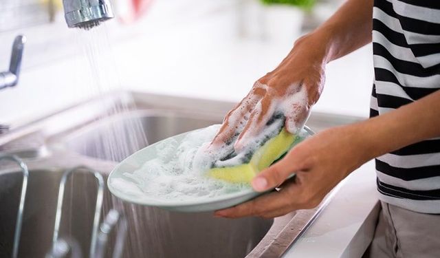 Bulaşık süngerleri beklenenden fazla mikroplastik salıyor