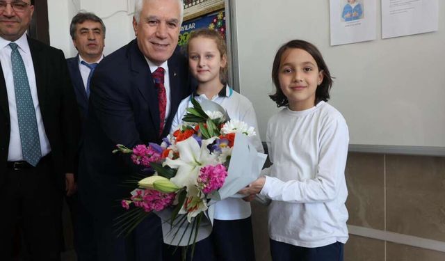 Sınıf başkanı olan minik,  Bursa Büyükşehir Belediye Başkanı Bozbey'i sınıfa getirdi