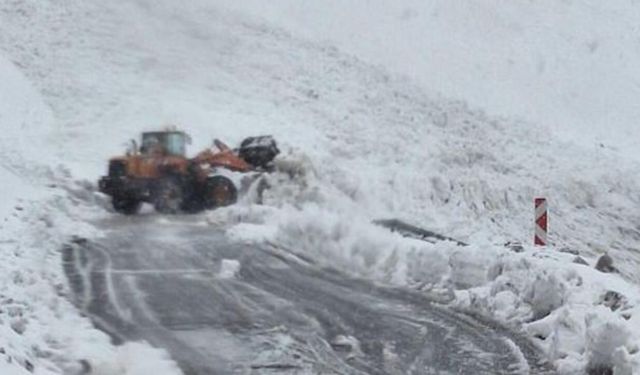 Şırnak-Hakkari yolunda çığ: 40 yolcu mahsur kaldı