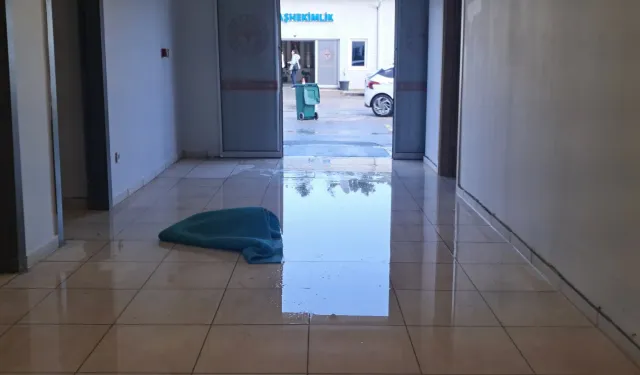 Hatay'da devlet hastanesini su bastı: Muayenelere 30 Mart'a kadar ara verildi!