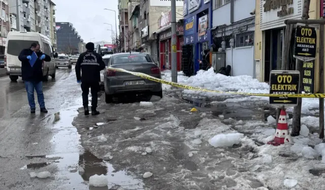 Çatıdan düşen buz kütlesiyle ağır yaralanan yurttaş, yaşam mücadelesini kaybetti